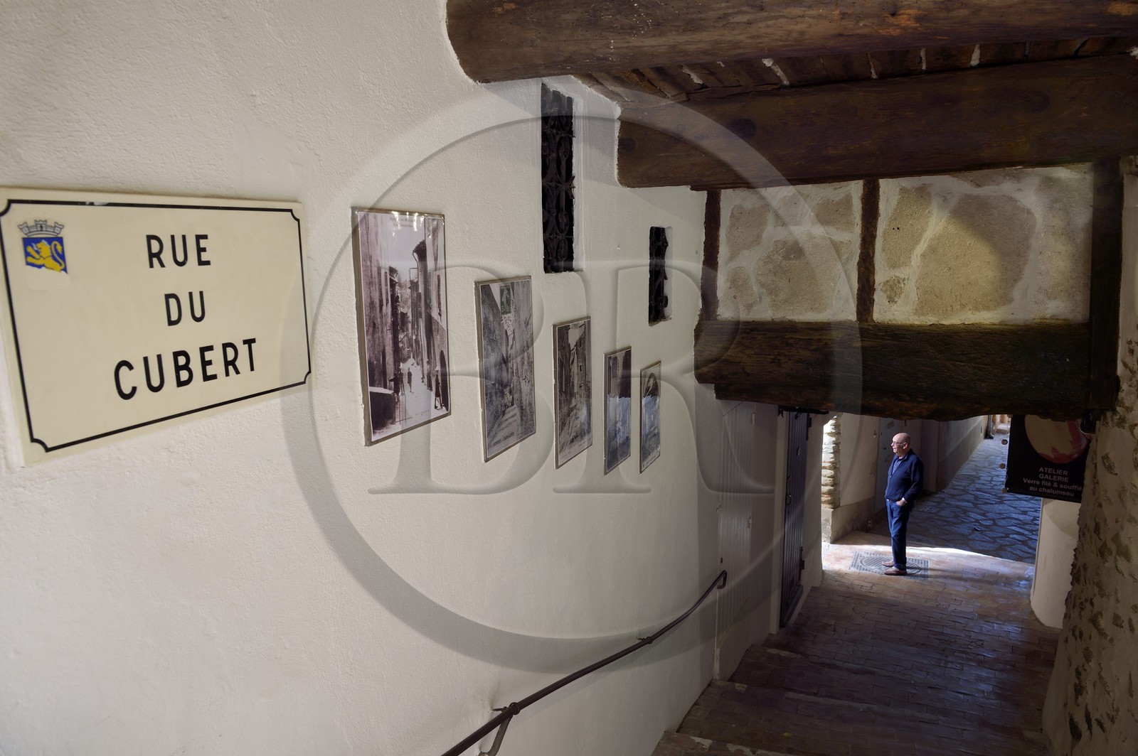 France, Var (83), Bormes-les-Mimosas, passage couvert de la rue du Cubert dans la vieille ville