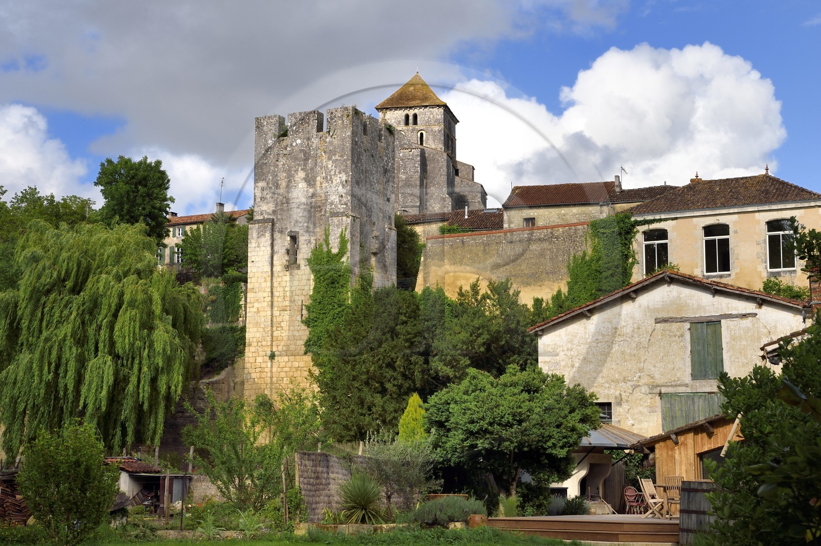 France, Charente-Maritime (17), Saint-Sauvant, la tour médiévale et l'église Saint-Sylvain domine la vallée du Coran