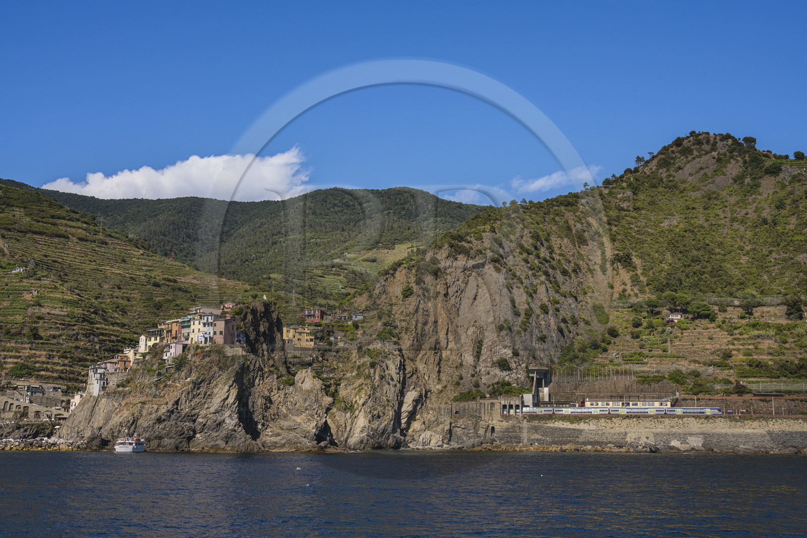 Italie, Ligurie, Cinque Terre, parc national des Cinque Terre classé Patrimoine Mondial de l'UNESCO, village de Manarola et sa gare accessible par un tunnel