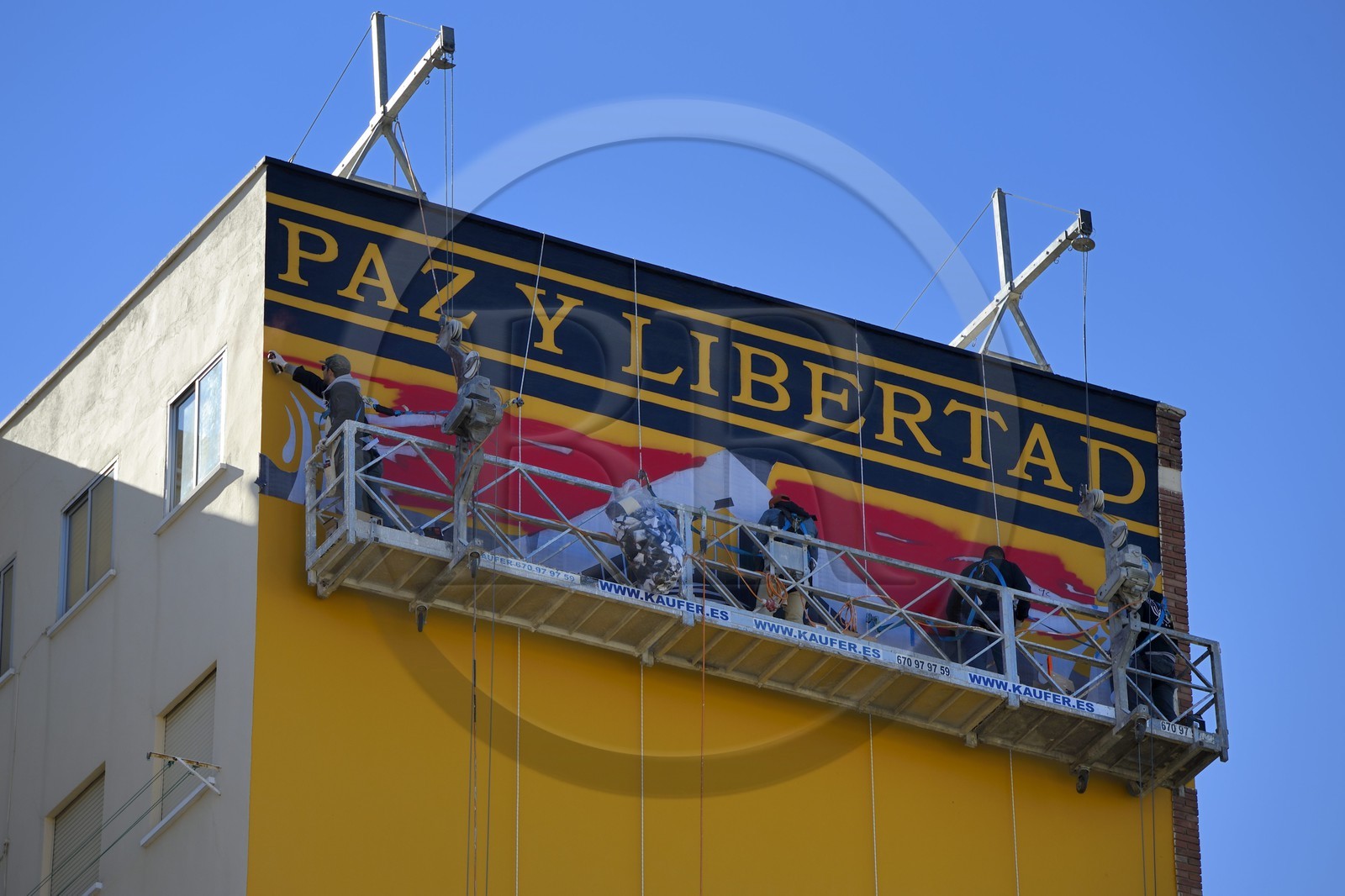 Espagne, Andalousie, Malaga, quartier Soho, barrio de las Artes (quartier des Arts), Maus street art, création d'une peinture murale par Obey Giant dirigé par Frank Shepard Fairey