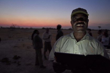 Zimbabwe, province de Matabeleland septentrional, parc national Hwange, Somalisa Camp de African Bush Camps, le guide Michael Padiwa