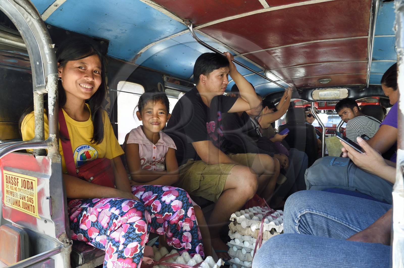 Philippines, province de Nueva Ecija, region de Bambang, intérieur d'un jeepney (jeep allongée pour le transport de passagers) Philippines, province de Nueva Ecija, region de Bambang, intérieur d'un jeepney (jeep allongée pour le transport de passagers)