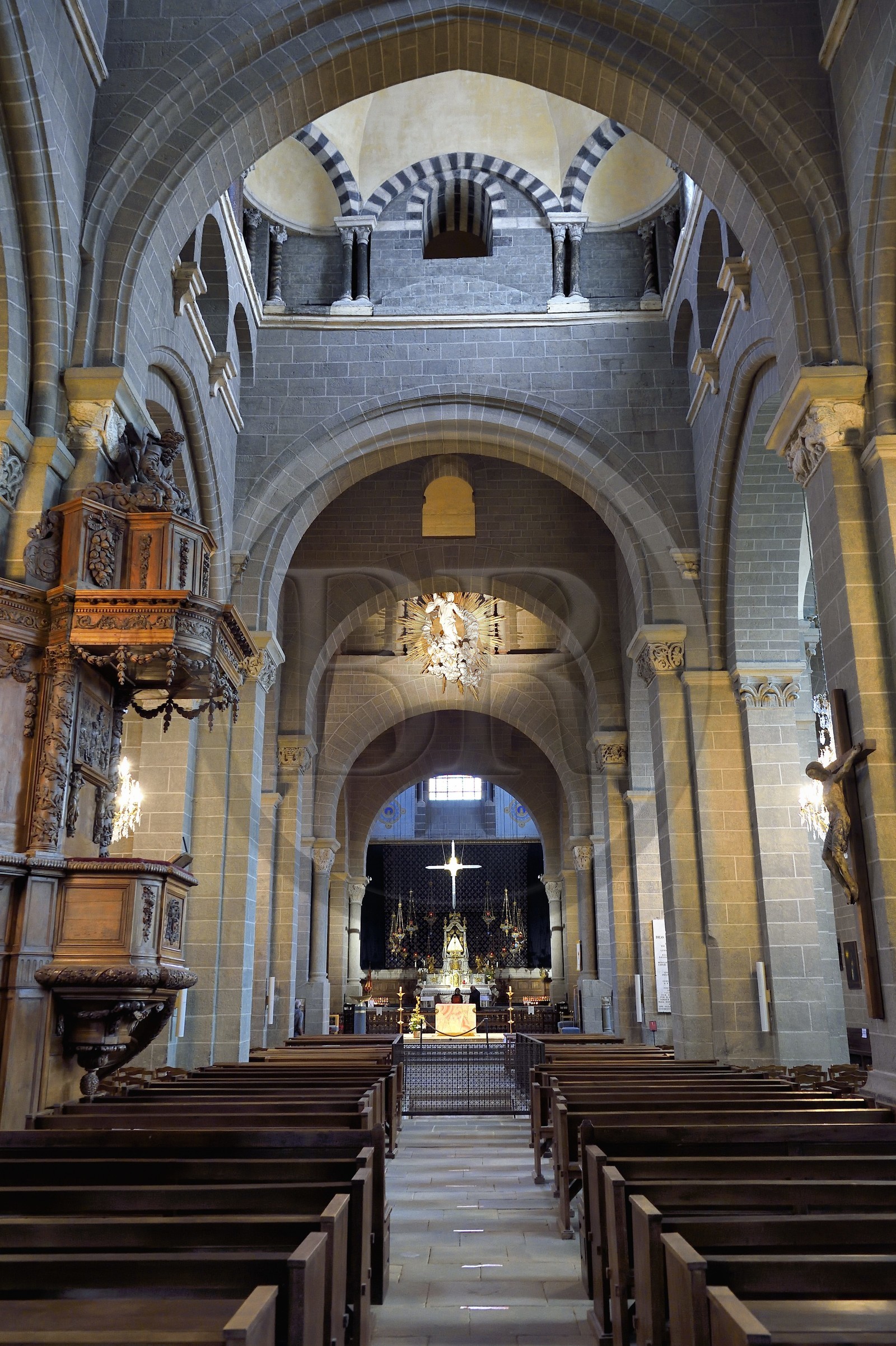France, Haute-Loire (43), Le Puy-en-Velay, étape des chemins de Compostelle, la cathédrale Notre-Dame-de-l'Annonciation du XIIe siècle classée Patrimoine Mondial de l'UNESCO