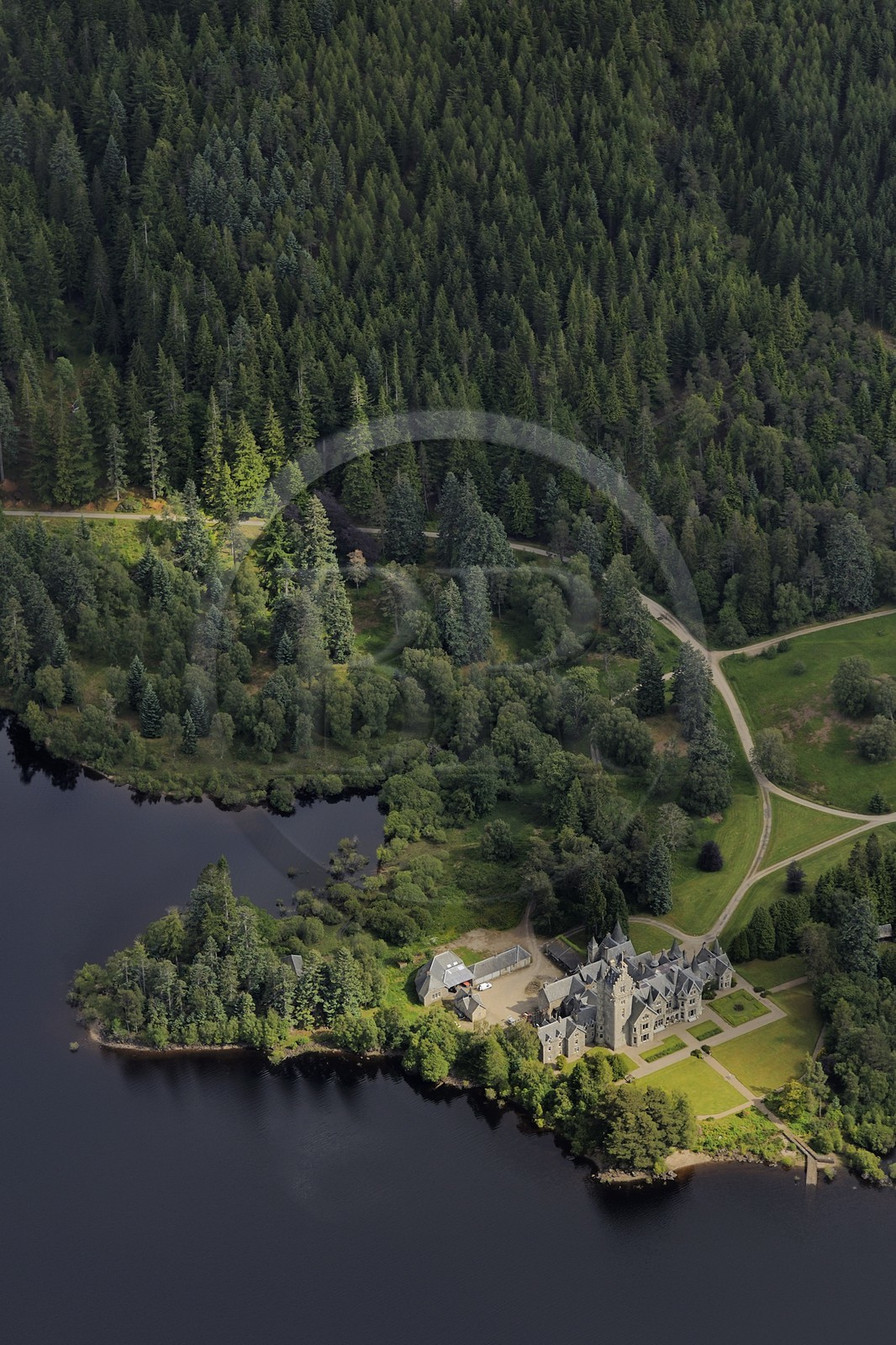 Royaume-Uni, Ecosse, Highland, Lochaber district, chateau Ardverikie construite dans le style écossais Baronial en 1870 sur les rives du Loch Laggan (vue aérienne)