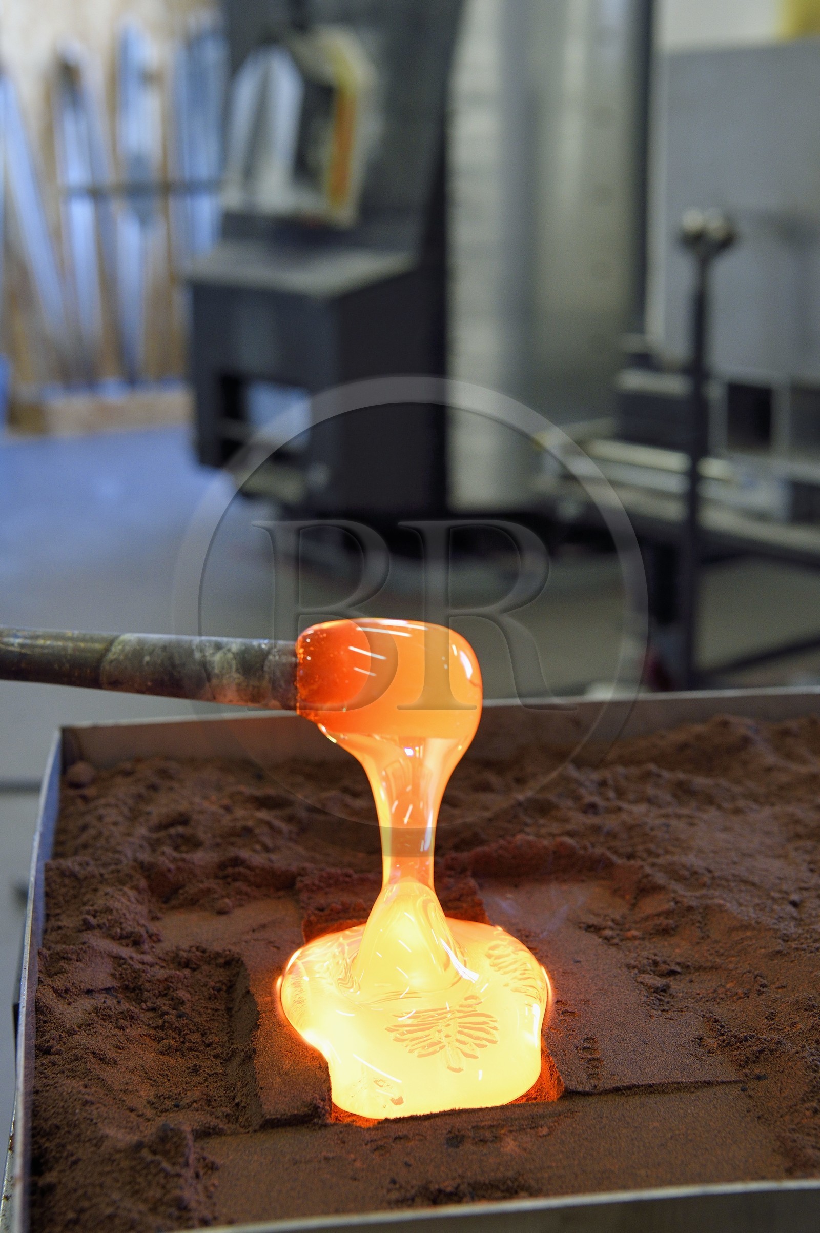 France, Charente (16), Cognac, Fondation d’Entreprise Martell, institution culturelle pluridisciplinaire (art, design et craft, architecture, musique, danse…), la designer Céline Thibault travaille le verre dans l'atelier des artisans verriers Laetitia Andrighetto et Jean-Charles Miot