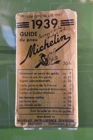 France, Puy-de-Dôme (63), Clermont-Ferrand, L'Aventure Michelin, musée retraçant toutes les activités du groupe Michelin, Guide Michelin original de 1939 par le renseignement militaire américain pour le D-DAY WWII (1944), les cartes du guide permettaient aux soldats US de se repérer sur les routes vers Paris
