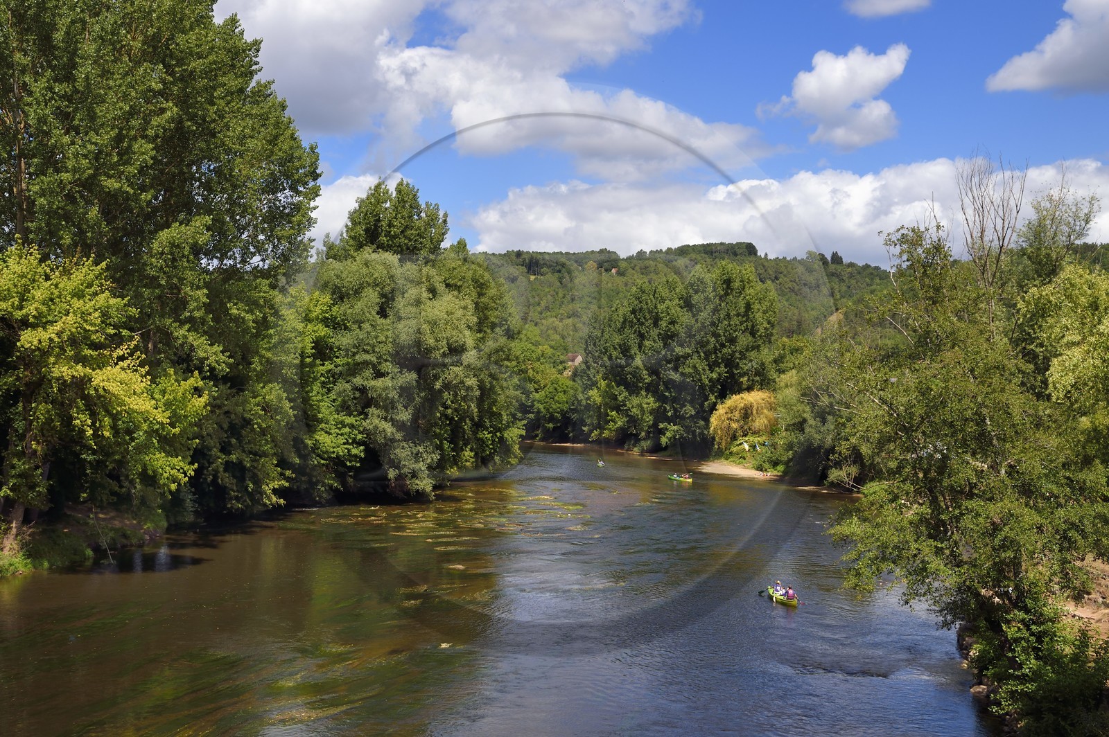 France, Dordogne (24), Périgord Noir, vallée de la Vézère, Saint-Léon-sur-Vézère, labellisé Les Plus Beaux Villages de France, canoe-kayak sur la Vézère