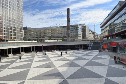 Sweden, Stockholm, the Kulturhuset (House of Culture) on Sergels Torg place and the Kristallvertikalaccent, 37 meters glass obelisk of sculptor Edvin Öhrström
