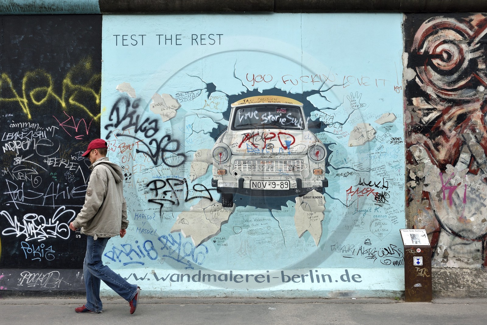 Allemagne, Berlin, Friedrichshain-Kreuzberg, East Side Gallery, le mur, oeuvre de Birgit Kinder datant des années 1990 et rénovée en 2009 représentant une voiture Trabant arrivant de Berlin Est intitulée Test the best