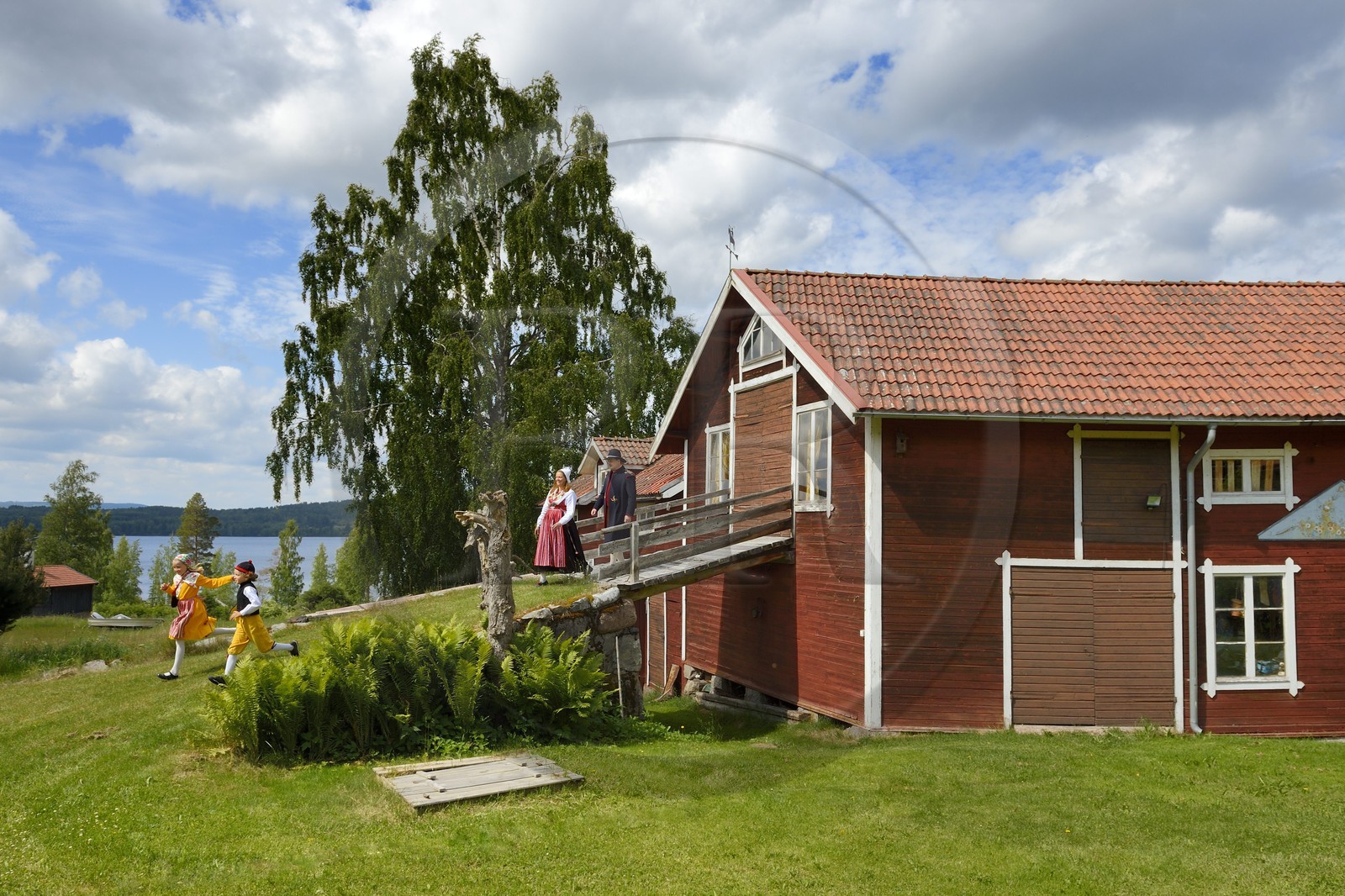 Suède, comté de Dalécarlie, région de Leksand, famille en costumes traditionnels pour les célébrations du solstice d'été dans le petit hameau de Sunnanäng sur la rive du lac Siljan Suède, comté de Dalécarlie, région de Leksand, famille en costumes traditionnels pour les célébrations du solstice d'été dans le petit hameau de Sunnanäng sur la rive du lac Siljan