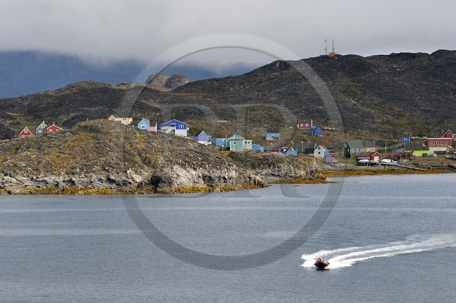 Groenland, cote ouest, Itilleq, petit village de pêcheurs et chasseurs à 2 km au nord du cercle arctique sur les rives du détroit de Davis