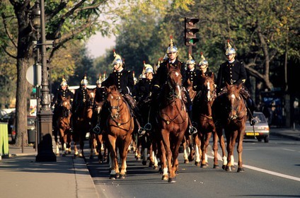 France, Paris (75), la garde républicaine sur un grand boulevard