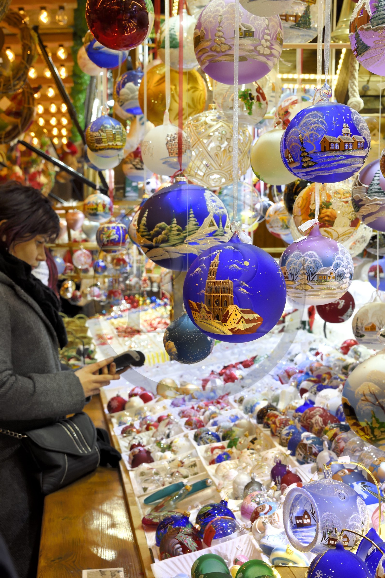 France, Bas-Rhin (67), Strasbourg, vieille ville classée Patrimoine Mondial de l'UNESCO, marché de Noël (Christkindelsmarik) de la place Broglie, boules de Noël