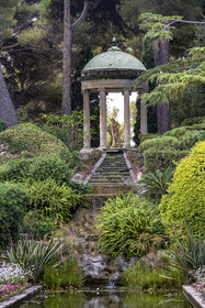 France, Alpes-Maritimes (06), Saint Jean Cap Ferrat, Villa et Jardins Ephrussi de Rothschild, le temple de l'Amour au dessus du bassin