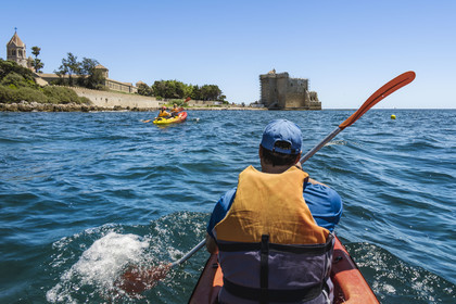France, Alpes-Maritimes (06), Cannes, randonnée en kayak aux Iles de Lérins, tour de l'Ile de Saint-Honorat par le sud, l'église de l'Abbaye de Lérins et l'ancien monastère fortifié en arrière plan