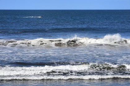 Nicaragua, la côte pacifique de Leon, parc national Isla Juan Venado, bateau de pêche longeant la côte