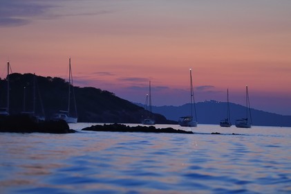 France, Var (83), Iles d'Hyères, parc national de Port Cros, Ile de Porquerolles, bateaux au mouillage au crépuscule, la Presqu'Ile de Giens en arrière plan