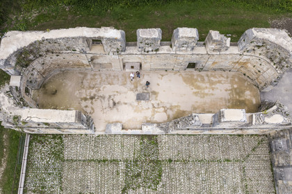France, Côte-d'Or (21), Curtil-Vergy, ruines de l'abbaye Saint-Vivant de Vergy, l'église abbatiale (vue aérienne)
