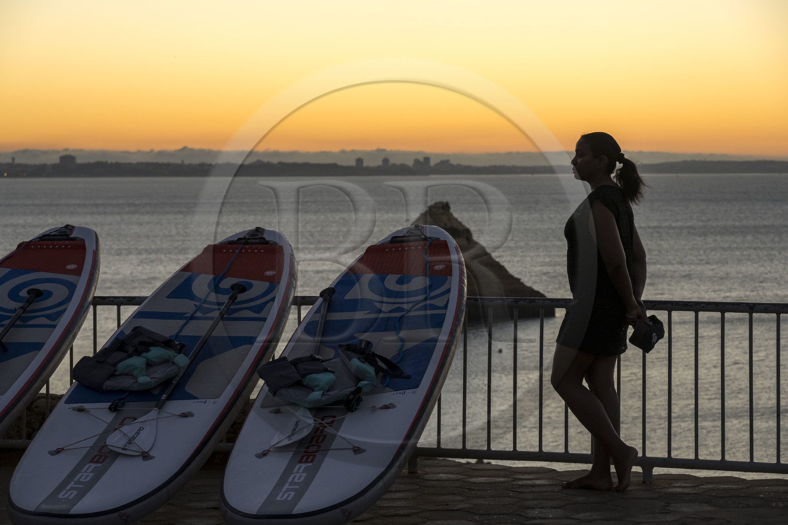 Portugal, Algarve, Lagos, lever de soleil sur la plage de Praia Dona Ana