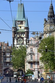Allemagne, Bade-Wurtemberg, Fribourg en Brisgau, tram dans la rue Kaiser-Joseph Strasse et la Porte Saint-Martin Martinstor en arrière plan