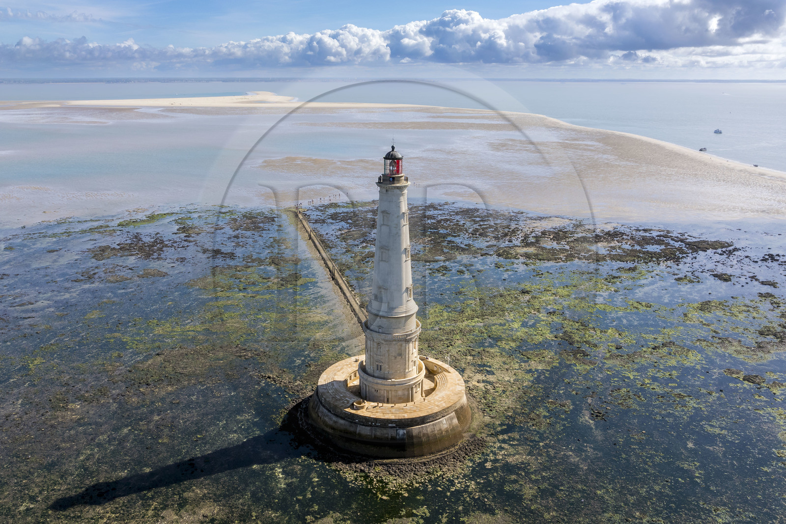 France, Gironde (33), le Verdon-sur-Mer, plateau rocheux de Cordouan à marée basse, phare de Cordouan, classé Patrimoine Mondial de l'UNESCO (vue aérienne)