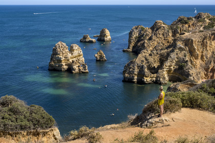Portugal, Algarve, Lagos, découverte en kayak des formations rocheuses et des falaises de la Ponta da Piedade en face de Praia da Boneca