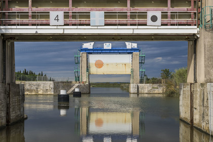 France, Gard (30), Aigues-Mortes, les Portes de Vidourle qui permettent au canal du Rhône à Sète de franchir le fleuve Vidourle et de controler ses crues