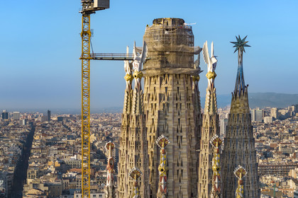 Espagne, Catalogne, Barcelone, quartier de l'Eixample, basilique de la Sagrada Familia de l'architecte du modernisme catalan Antoni Gaudi classée Patrimoine Mondial de l'UNESCO, campaniles surmontés de pinacles entourant le ciborium central et la future tour centrale (Tour de Jesus Christ)