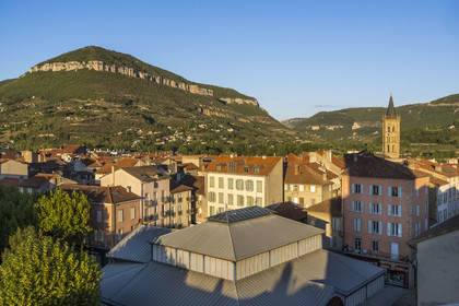 France, Aveyron (12), Millau, la halle édifiée en 1899 au coeur du centre ville, l'église Notre-Dame de l'Espinasse et le Puncho d'Agast en arrière plan
