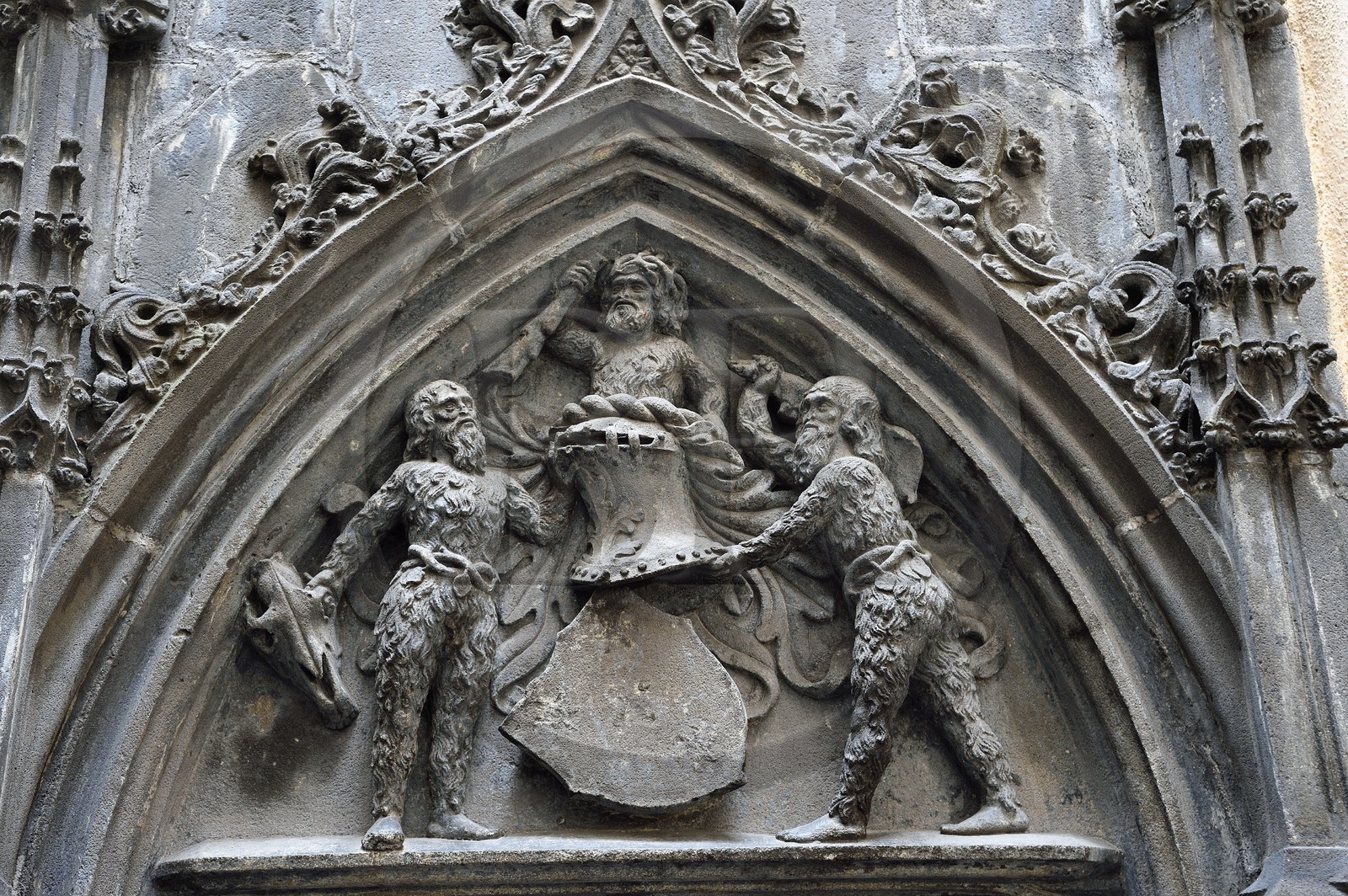 France, Puy-de-Dôme (63), Clermont-Ferrand, Hotel particulier Savaron rue des Chaussetiers, escalier dans la cour intérieure, écu du propriétaire Savaron