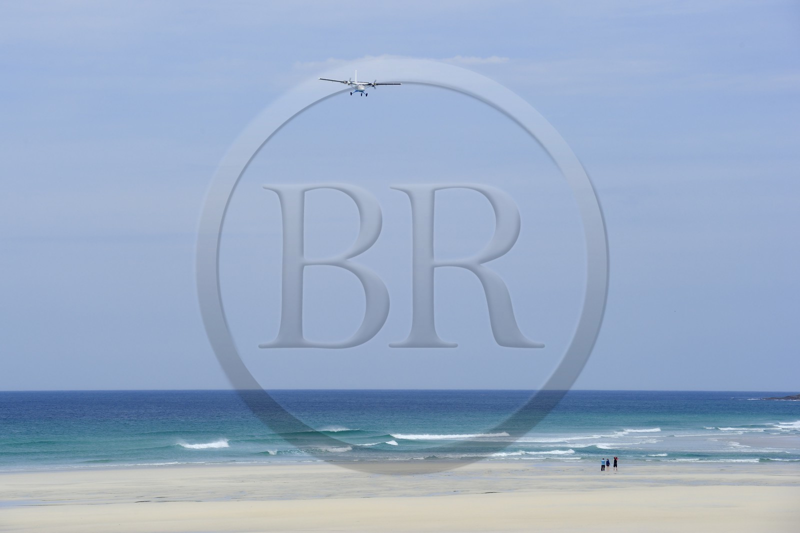 Royaume-Uni, Ecosse, Hébrides extérieures, Ile de Barra, plage derrière l'aéroport de Barra, Twin Otter à l'atterrissage