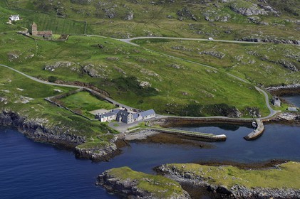 Royaume-Uni, Ecosse, Hébrides extérieures, Ile de Lewis et Harris, South Harris, Rodel, église médiévale et petit port (vue aérienne)