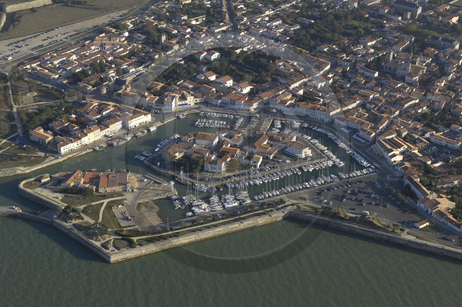 France, Charente-Maritime (17), ile de Ré, ville de Saint-Martin-de-Ré avec fortifications de Vauban (XVII ème siècle), le port (vue aérienne)
