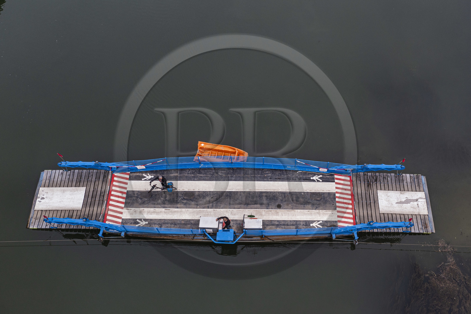 France, Charente-Maritime (17), Chaniers, bac permettant le passage sur la Charente et cycliste sur la véloroute La Flow Vélo (vue aérienne)