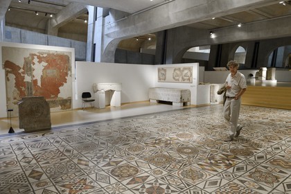 France, Rhône (69), Lyon, site historique classé Patrimoine Mondial de l'UNESCO, colline de Fourvière, musée gallo-romain de Fourvière, mosaïque aux Svastikas qui provient d'une grande maison au sommet de la colline de Fourvière