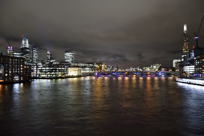 Royaume-Uni, Londres, les gratte-ciels de la City avec la tour 20 Fenchurch Street surnommée le Talkie-Walkie conçu par l'architecte Rafael Vinoly à gauche, le pont de Southwark Bridge sur la Tamise et The Shard de l'architecte Renzo Piano à droite, le Tower Bridge en arrière plan