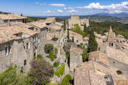 France, Vaucluse, Dentelles de Montmirail mountains, Crestet, the hilltop village of Crestet and its 9th century castle (aerial view)