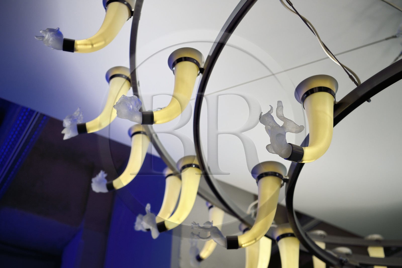 France, Charente (16), Cognac, Fondation d’Entreprise Martell, institution culturelle pluridisciplinaire (art, design et craft, architecture, musique, danse…), lustre Shine a Light de l'artiste Nathalie Talec dans le hall d'accueil (détail)