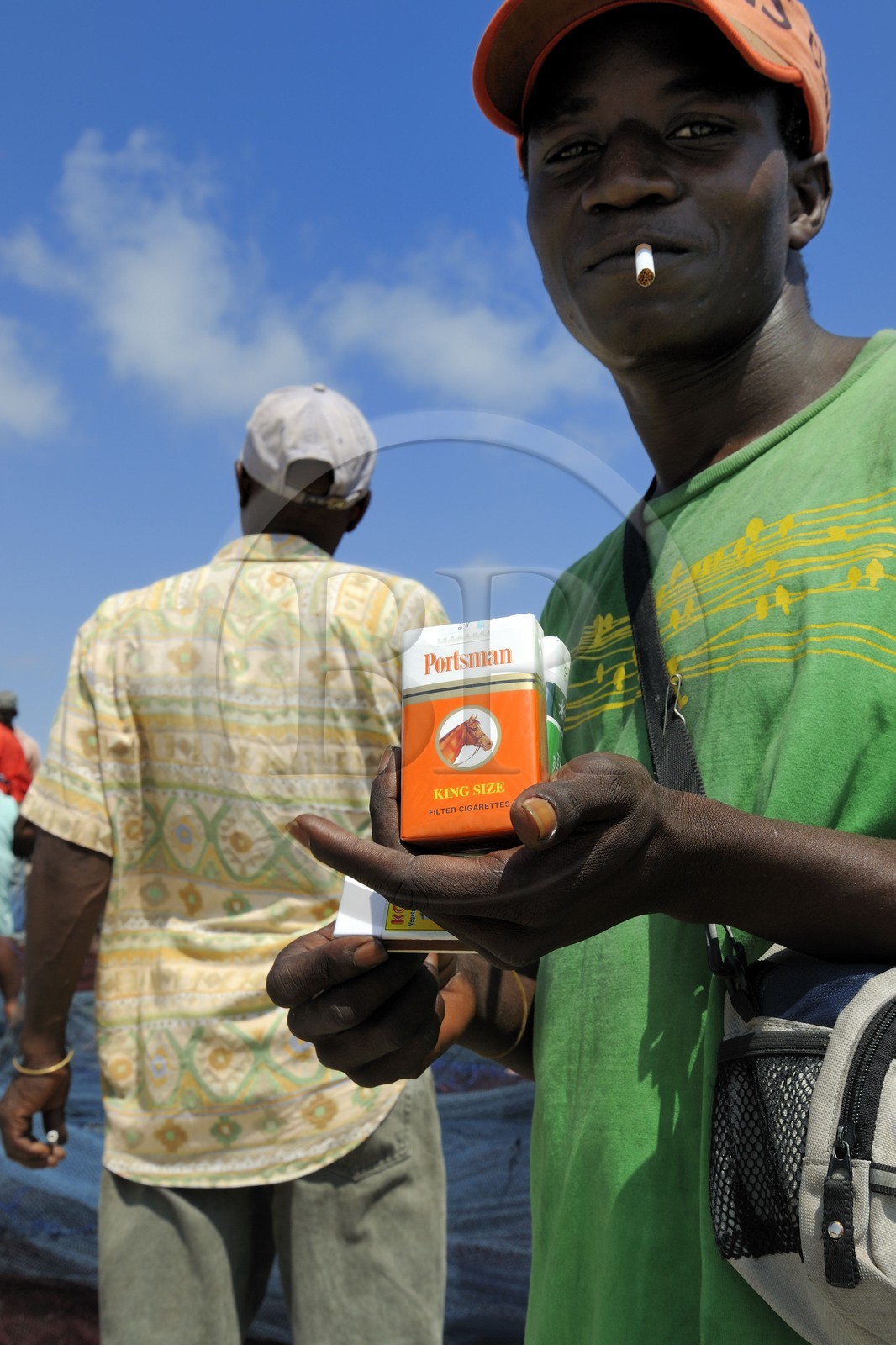 Tanzanie, Dar es-Salaam, marché aux poissons de Kivukoni, vendeur de cigarettes Tanzanie, Dar es-Salaam, marché aux poissons de Kivukoni, vendeur de cigarettes
