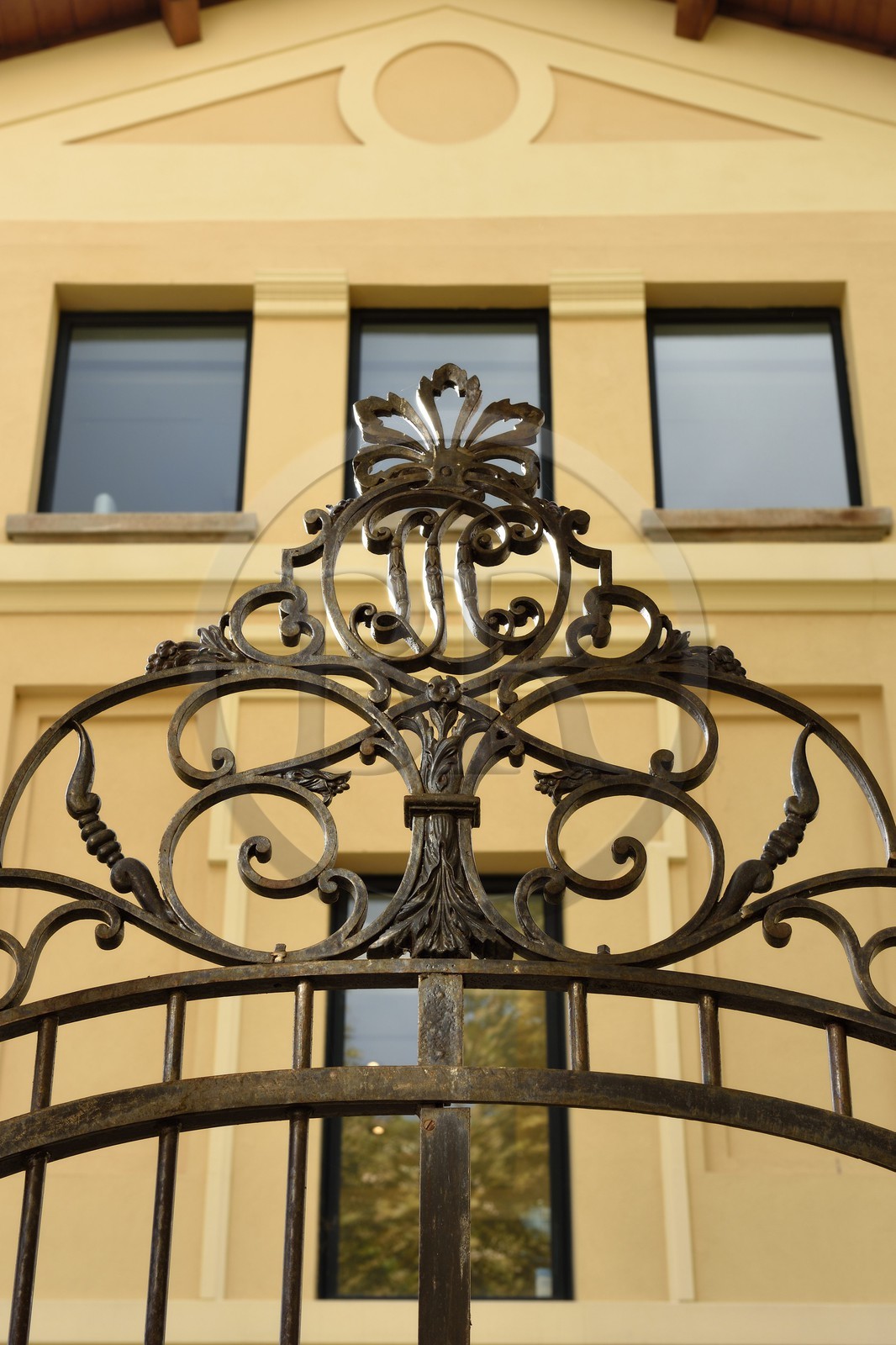 France, Corse-du-Sud (2A), Ajaccio, quartier dit des étrangers, cours Grandval, monogramme d'un ancien propriétaire sur la grille d'une villa