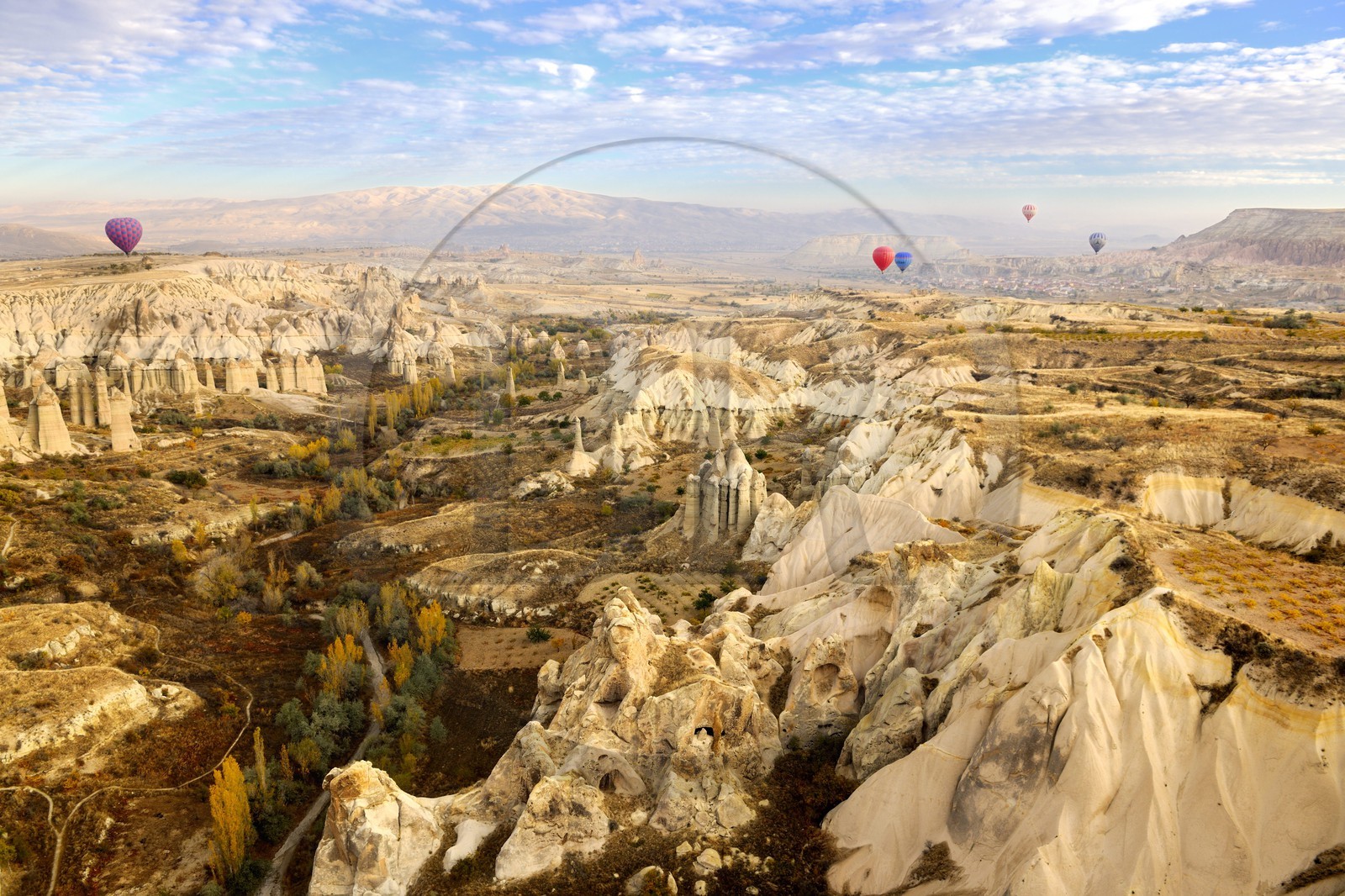 Turquie, Anatolie Centrale, province de Nevsehir, Cappadoce classée Patrimoine Mondial de l'UNESCO, environs d'Uçhisar, vallée de l'Amour, paysage d'érosion et cheminées de fées (vue aérienne)