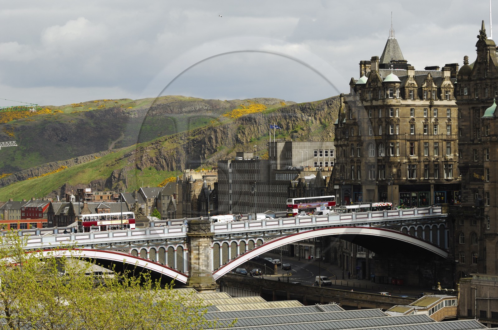 Royaume-Uni, Ecosse, Edimbourg, North Bridge au dessus de la gare