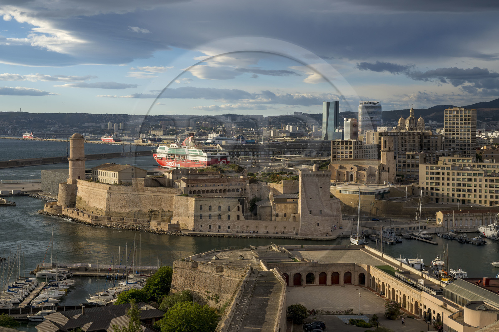 France, Bouches-du-Rhône (13), Marseille, le Fort Saint Jean à l'entrée du Vieux Port vu depuis la Citadelle de Marseille (Fort Saint-Nicolas, le haut fort appelé fort d’Entrecasteaux), le Fort Ganteaume (bas fort Saint-Nicolas) au premier plan