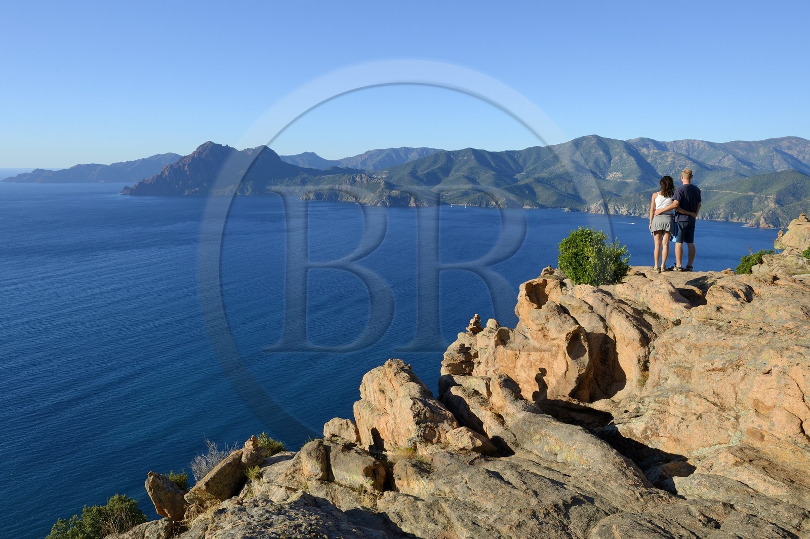 France, Corse-du-Sud (2A), Golfe de Porto, classé Patrimoine Mondial de l'UNESCO, calanches de Piana aux rochers de granit rose depuis le lieu dit du Chateau-Fort, le Capo Senino et la Réserve naturelle de la presqu'île de Scandola en arrière plan
