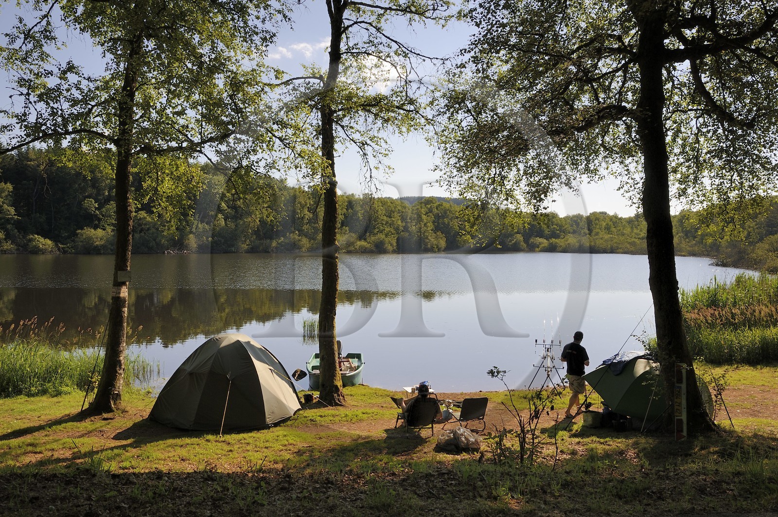France, Nièvre (58), lac des Settons, campement de pêcheurs