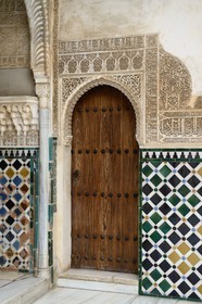 Espagne, Andalousie, Grenade, Palais nasrides de l'Alhambra, classé Patrimoine Mondial de l'UNESCO, Palais de Comares, inscription d'un poème d'Ibn Zamrak en l’honneur de Muhammad V après la conquête d'Algésiras en 1368 sur la partie supérieure d'une une plinthe d'azulejos de la galerie nord de la Cour des Myrtes (Patio de los Arrayanes)