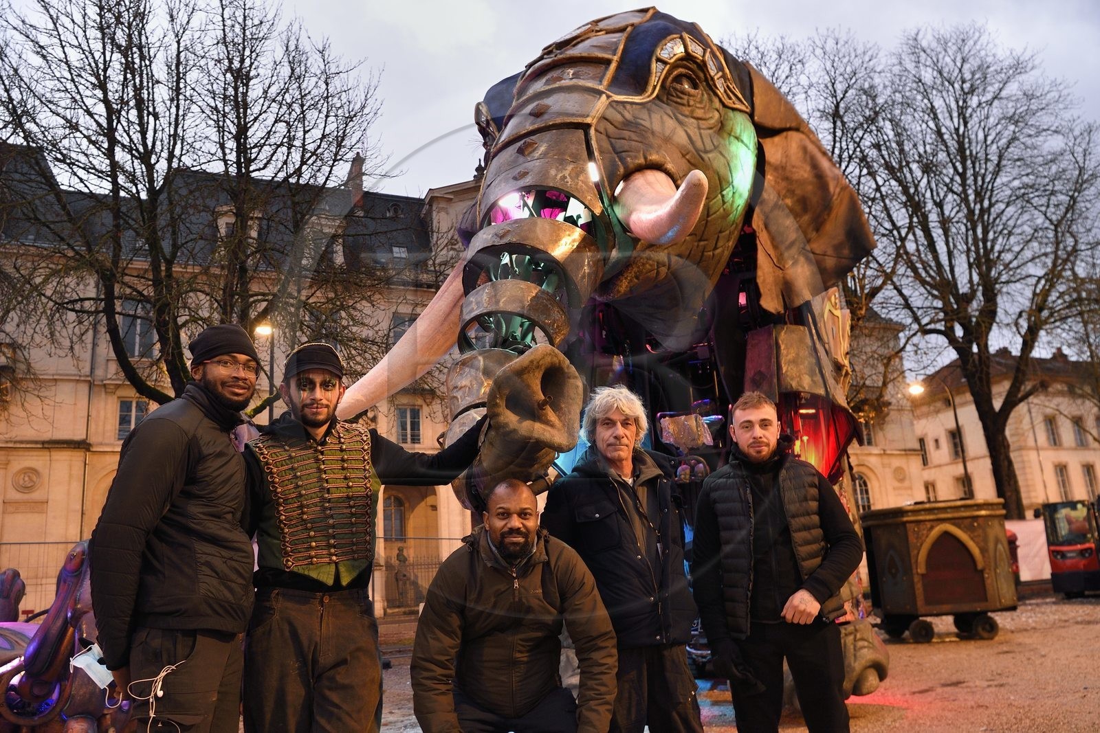 France, Meurthe-et-Moselle (54), Nancy, préparatifs pour le défilé de la Saint-Nicolas place Carnot, l'équipe de la compagnie Planète Vapeur devant Elephantasia