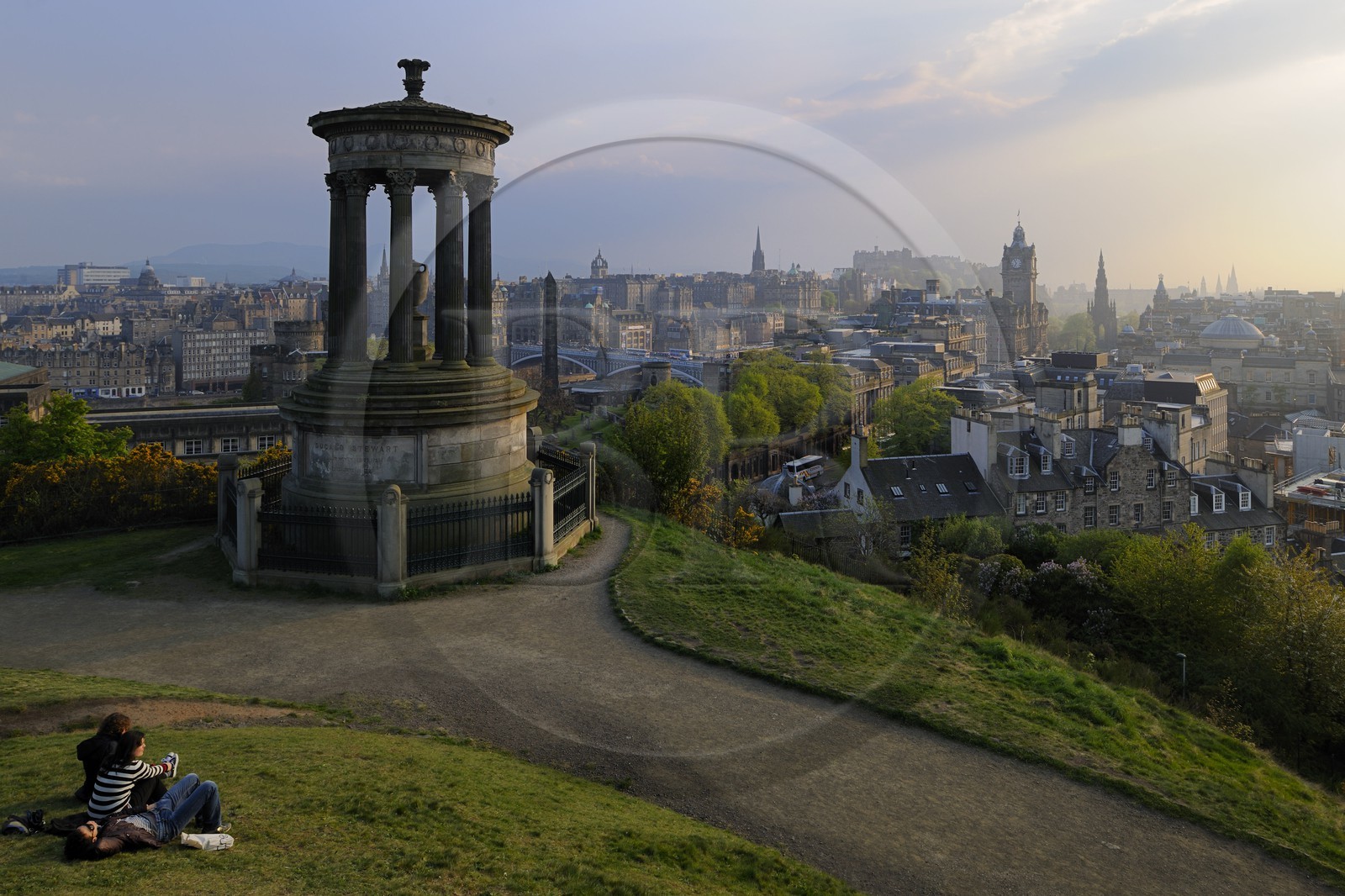 Royaume-Uni, Ecosse, Edimbourg, vue de Calton Hill avec le monument de Stewart sur la vieille ville
