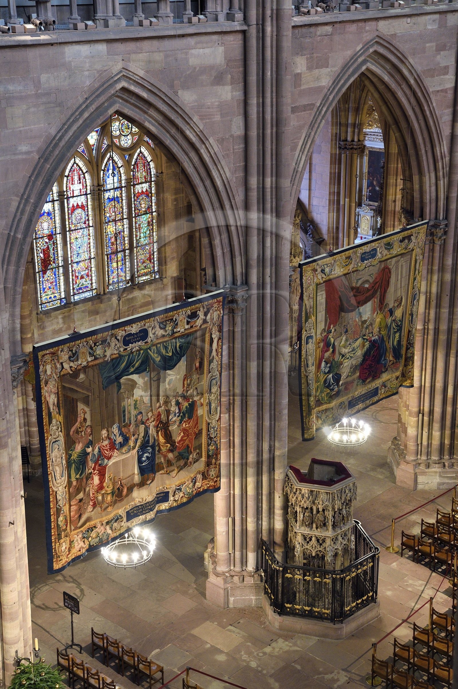 France, Bas-Rhin (67), Strasbourg, vieille ville classée au Patrimoine Mondial de l'UNESCO, la cathédrale Notre-Dame, les Scènes de la vie de la Vierge réalisées à la demande de Richelieu sont une série de quatorze tapisseries suspendues dans la nef durant la période de l'Avent