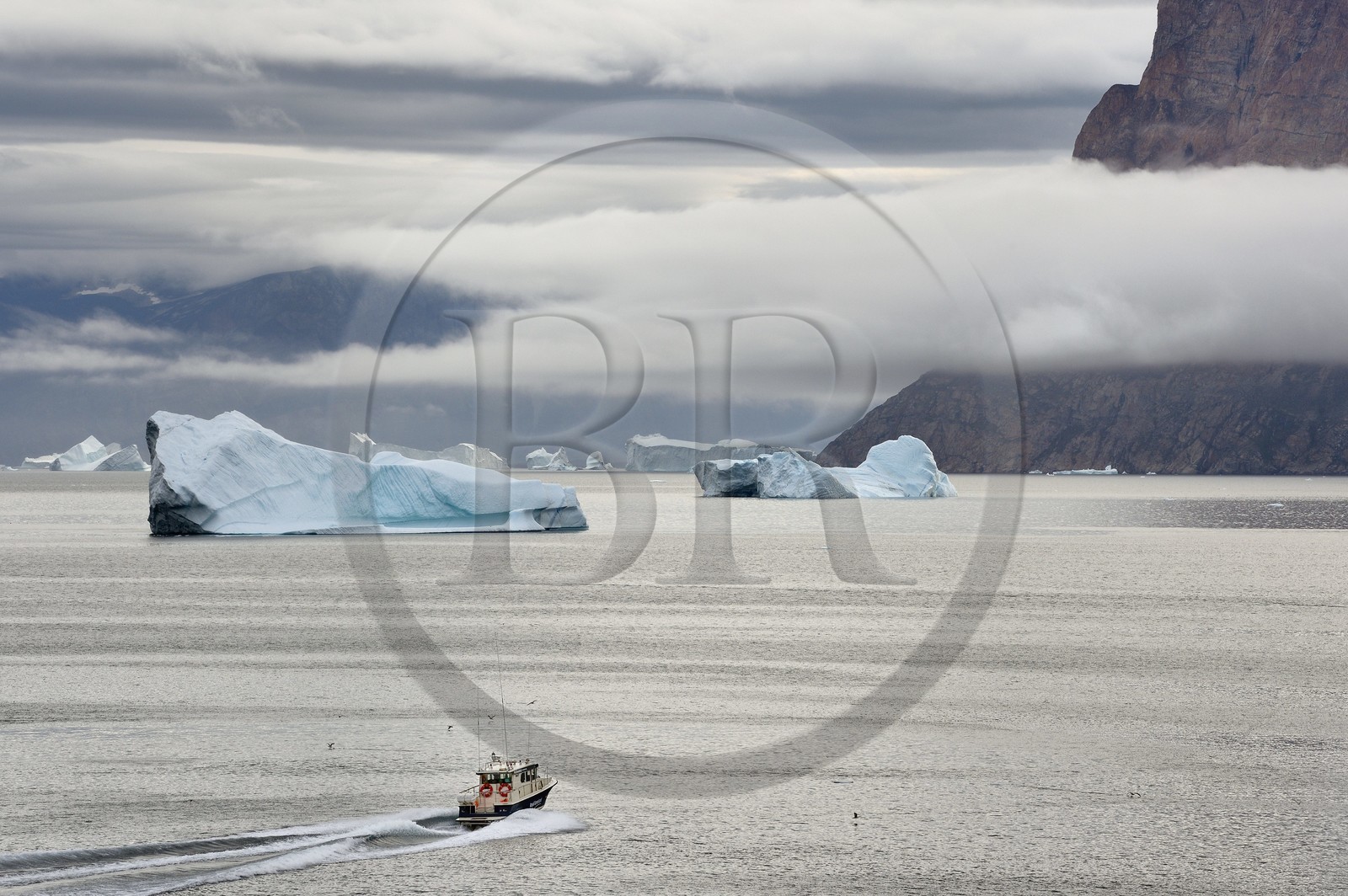Groenland, cote ouest, baie de Baffin, bateau de pêche et icebergs dans le fjord Uummannaq